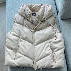 Zara Women's Beige Puffer Vest. Size XS in excellent condition